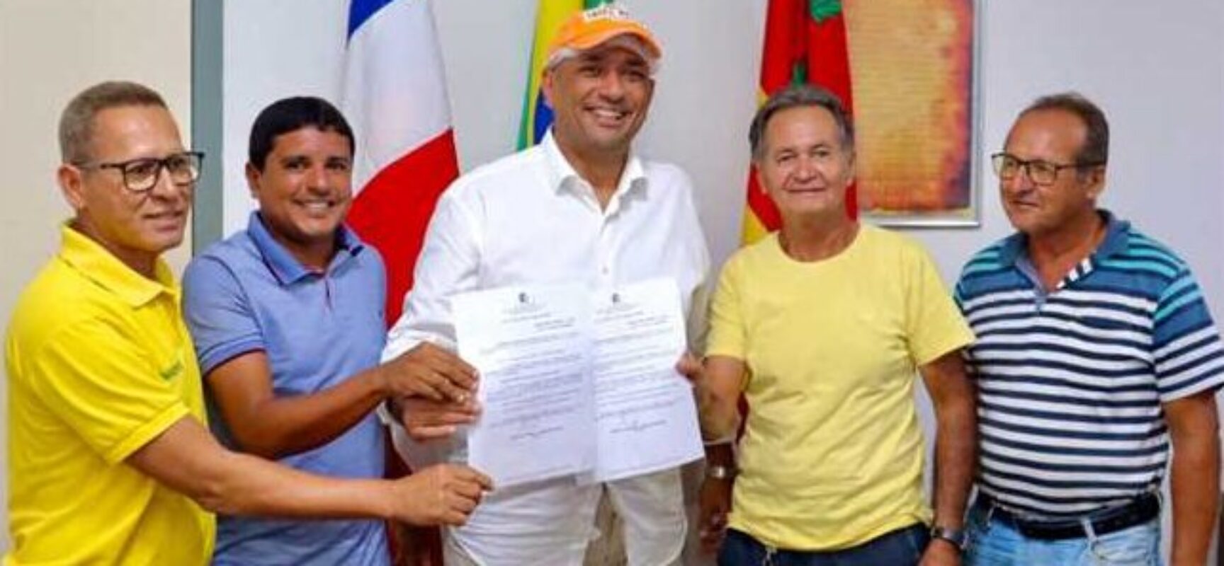 Prefeito Mário Alexandre sanciona lei para melhorar serviço de transporte por táxi em Ilhéus