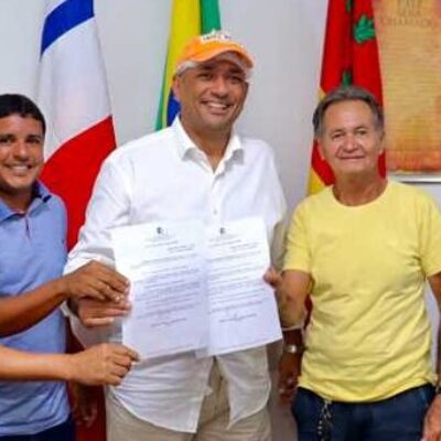 Prefeito Mário Alexandre sanciona lei para melhorar serviço de transporte por táxi em Ilhéus