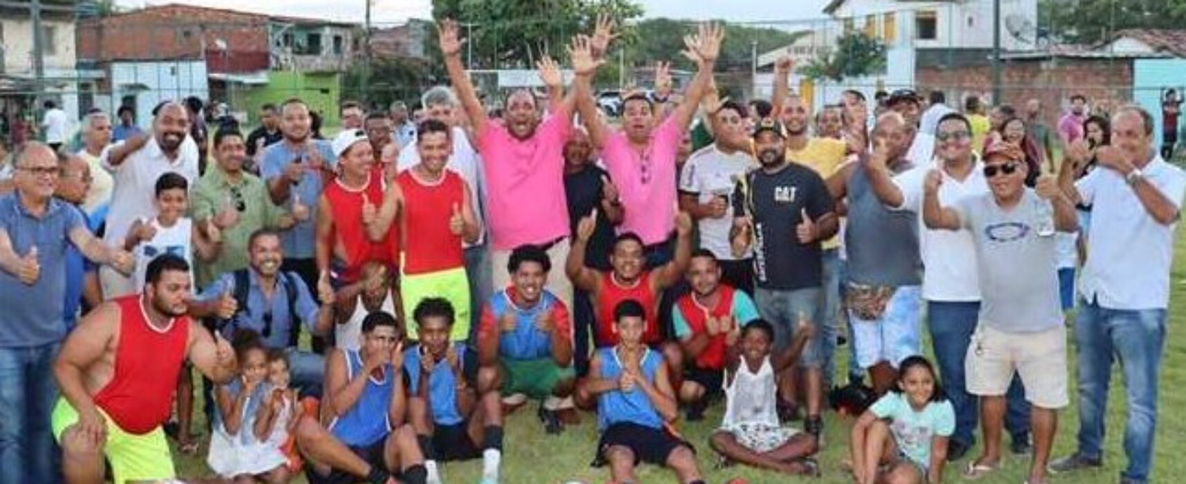 Prefeitura entrega campo de futebol e praça requalificada para comunidade do bairro Ilhéus II
