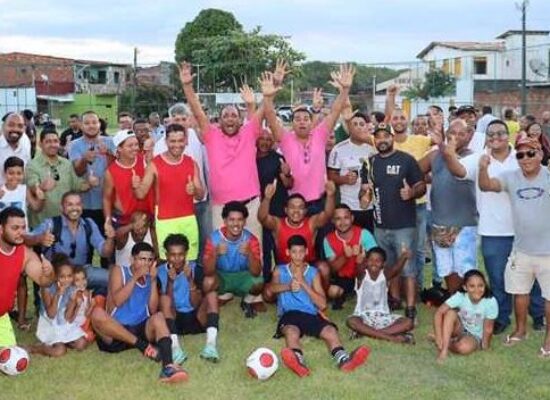 Prefeitura entrega campo de futebol e praça requalificada para comunidade do bairro Ilhéus II