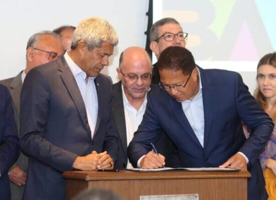 Prefeito Augusto Castro e o governador Jerônimo Rodrigues assinam contrato para o setor de Gás Natural em unidade de Itabuna