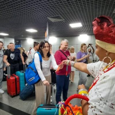 Turistas poloneses chegam à Bahia em voo fretado inédito