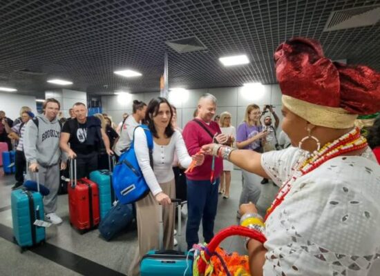 Turistas poloneses chegam à Bahia em voo fretado inédito