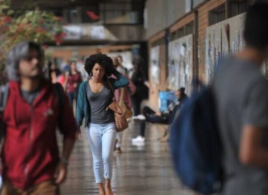 Negros são minoria no serviço público federal e têm menores salários