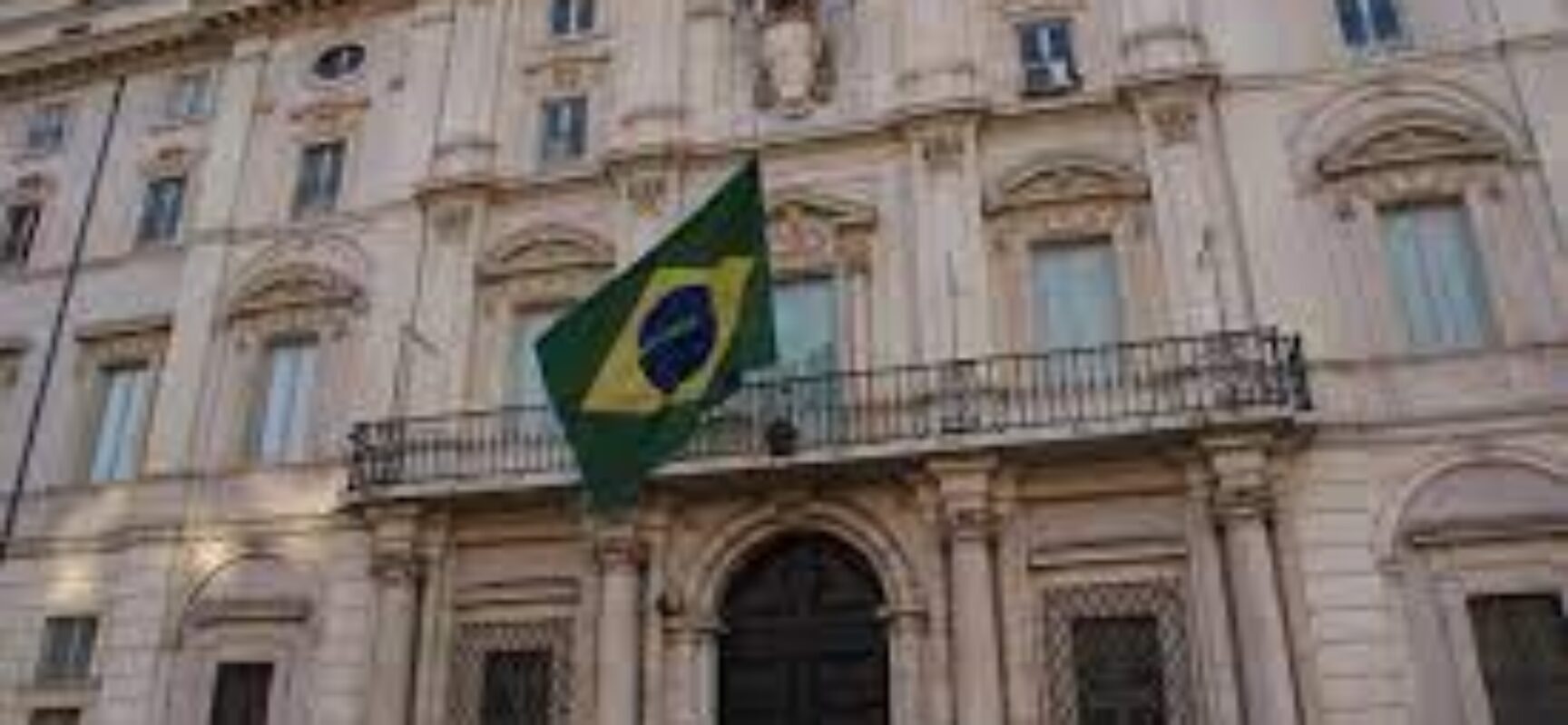 Brasileiros transgêneros no exterior podem mudar nome em consulados e embaixadas