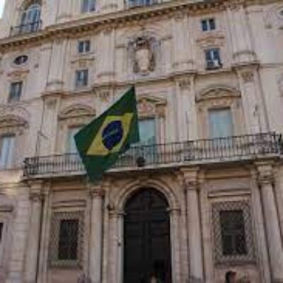 Brasileiros transgêneros no exterior podem mudar nome em consulados e embaixadas