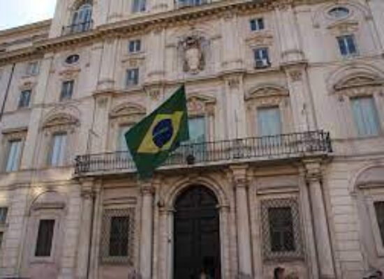 Brasileiros transgêneros no exterior podem mudar nome em consulados e embaixadas