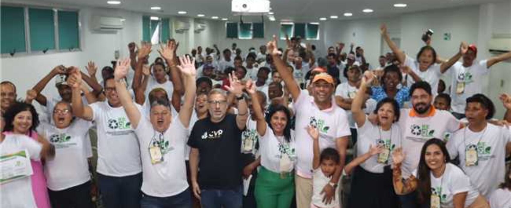 Prefeito Mário Alexandre entrega certificado para novos agentes de limpeza de Ilhéus