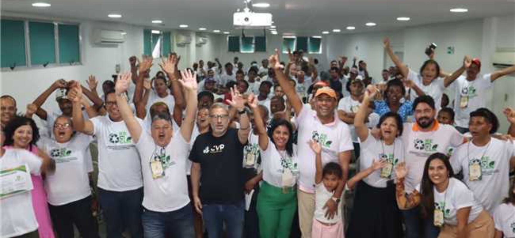 Prefeito Mário Alexandre entrega certificado para novos agentes de limpeza de Ilhéus