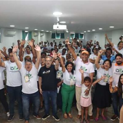 Prefeito Mário Alexandre entrega certificado para novos agentes de limpeza de Ilhéus
