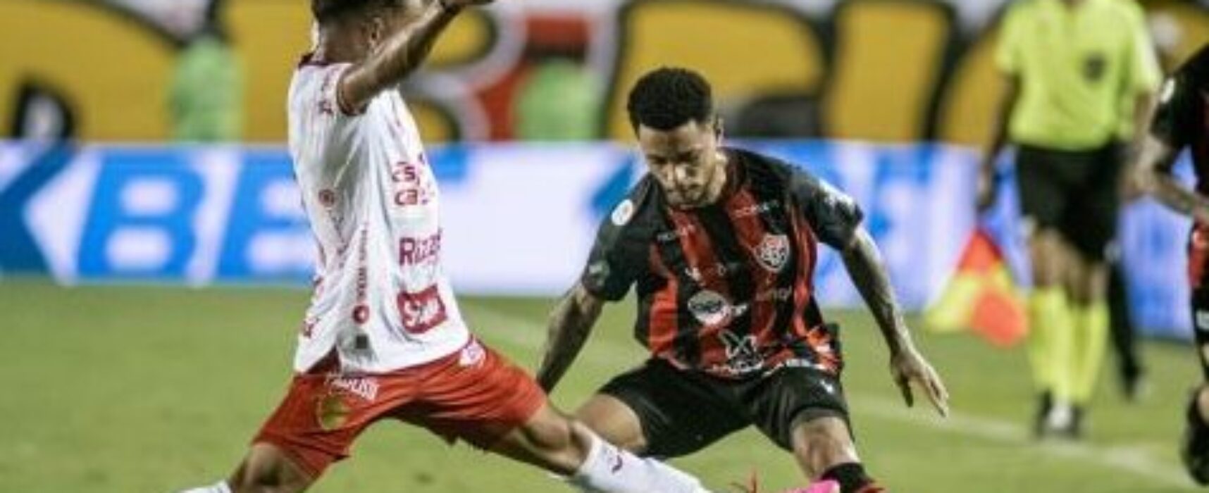 Vitória empata com golaço mas adia confirmação do acesso para a Série A