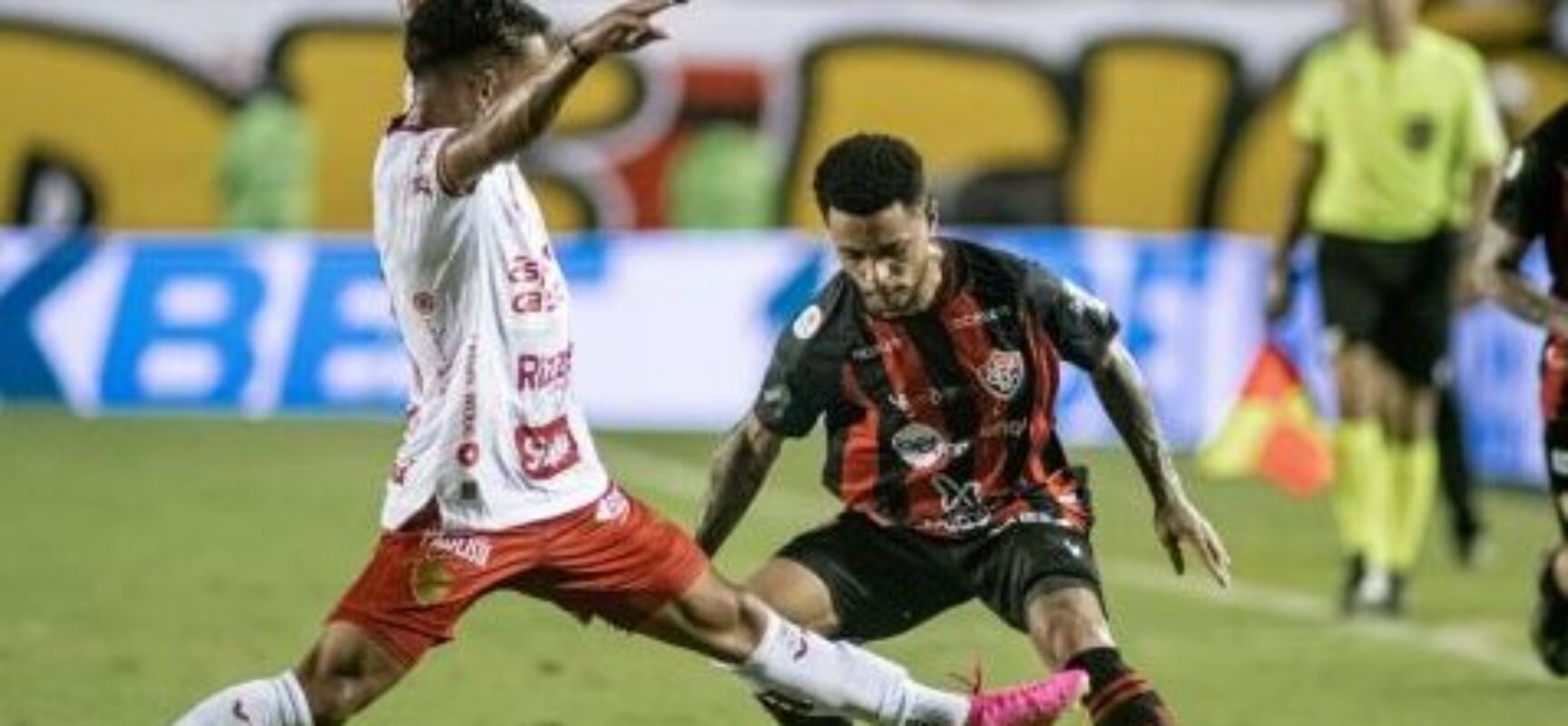 Vitória empata com golaço mas adia confirmação do acesso para a Série A
