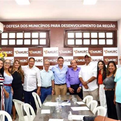 Na sede da AMURC, prefeitos assinam nota de solidariedade em defesa da Educação