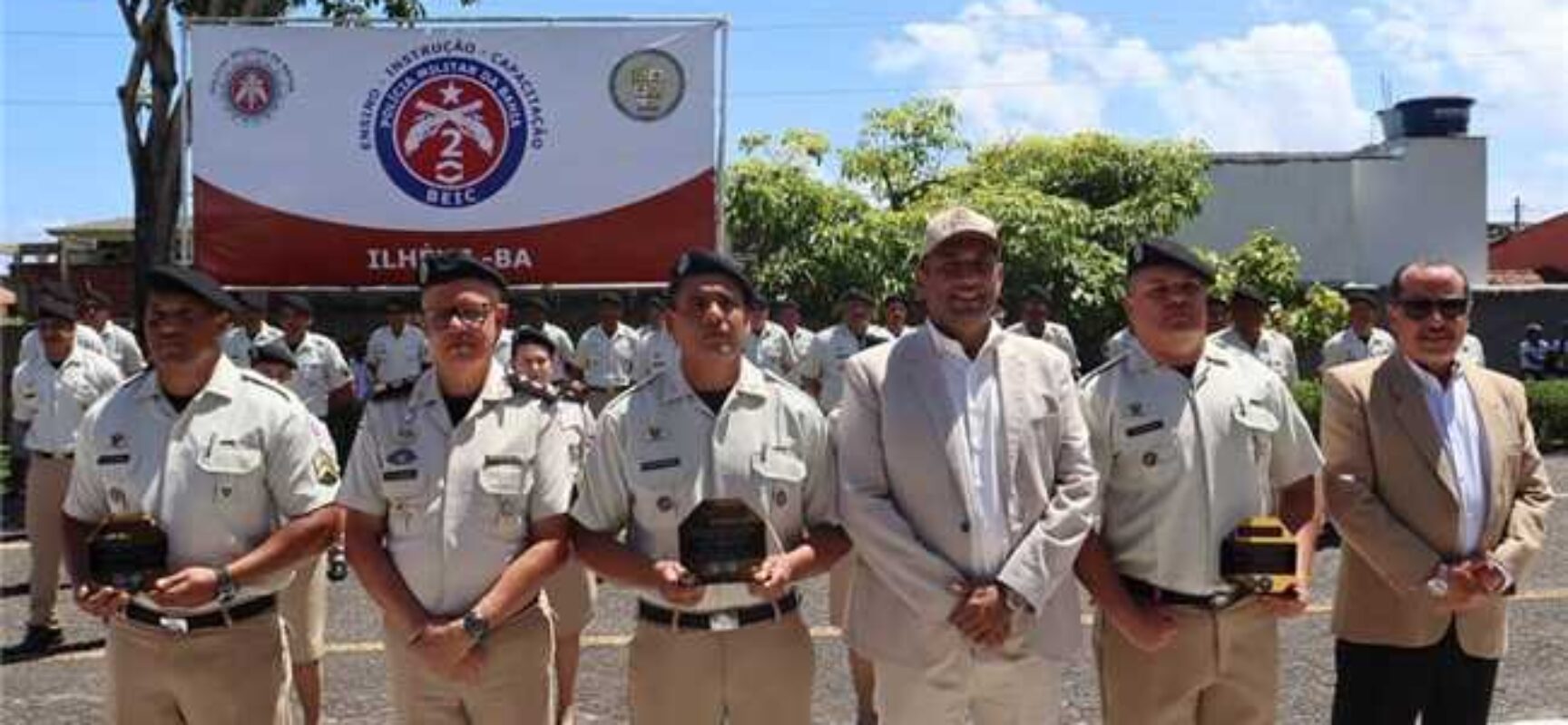 Mário Alexandre prestigia formatura de nova turma de sargentos da PMBA e recebe homenagem do CPRS