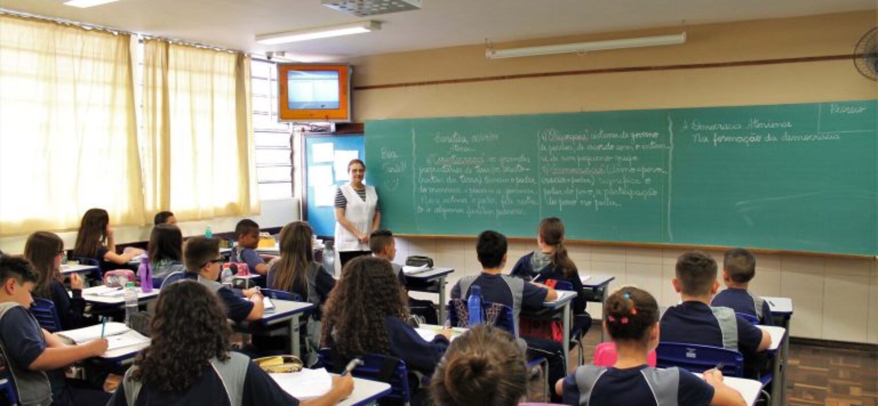 Comissão debate proposta que permite ao professor da rede pública acumular cargos de qualquer natureza