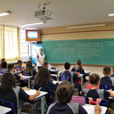 Comissão debate proposta que permite ao professor da rede pública acumular cargos de qualquer natureza