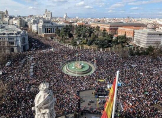 Milhares de espanhóis protestam contra proposta de anistia a separatistas catalães