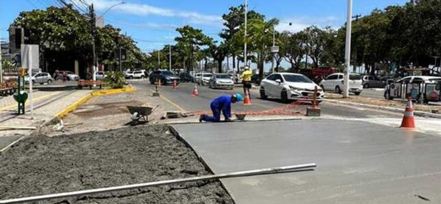 Prefeitura realiza pintura de faixas elevadas e inicia implantação de pontos de ônibus na Orla Sul