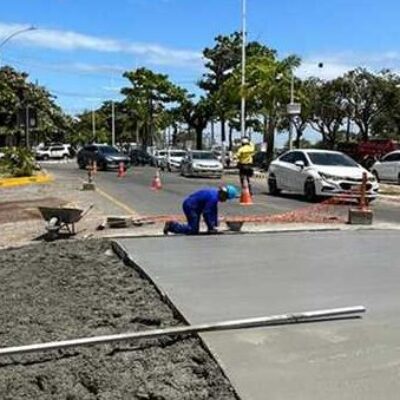 Prefeitura realiza pintura de faixas elevadas e inicia implantação de pontos de ônibus na Orla Sul