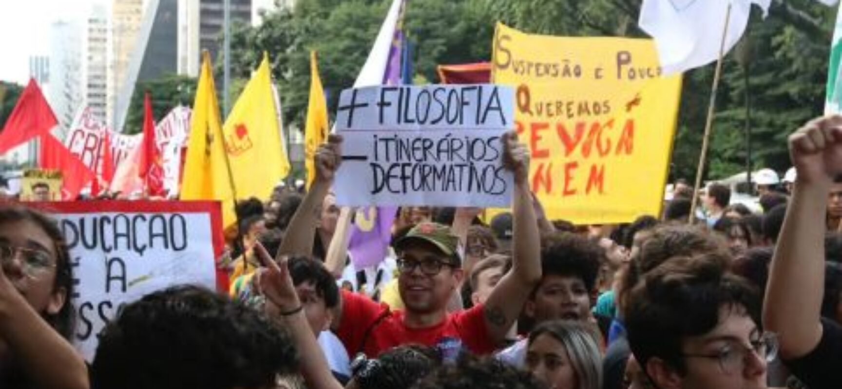 Votação do novo ensino médio fica para 2024, diz relator