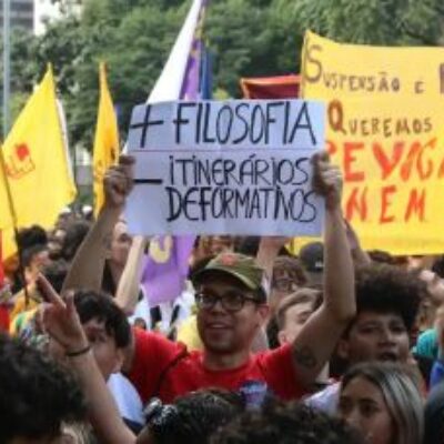 Votação do novo ensino médio fica para 2024, diz relator
