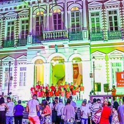 Cantatas de Natal começam nesta terça (12); corais se apresentam nas escadarias do Palácio Paranaguá