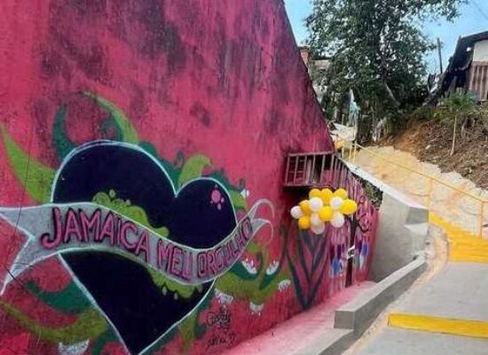 Prefeitura entrega escadarias à comunidade da Jamaica através do Programa Caminho dos Altos