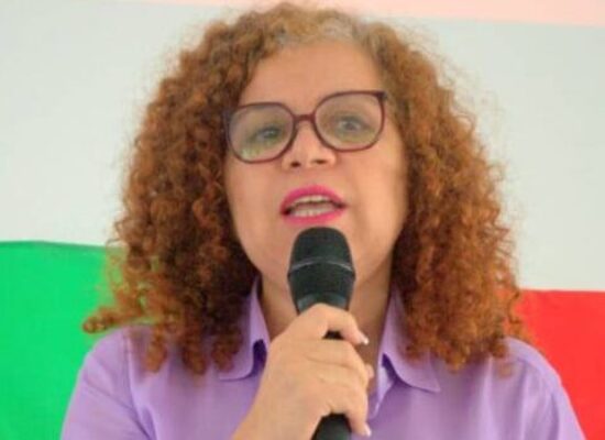 Vereadora Enilda realiza prestação de contas do mandato e homenageia Carmelita; evento teve mensagem do governador