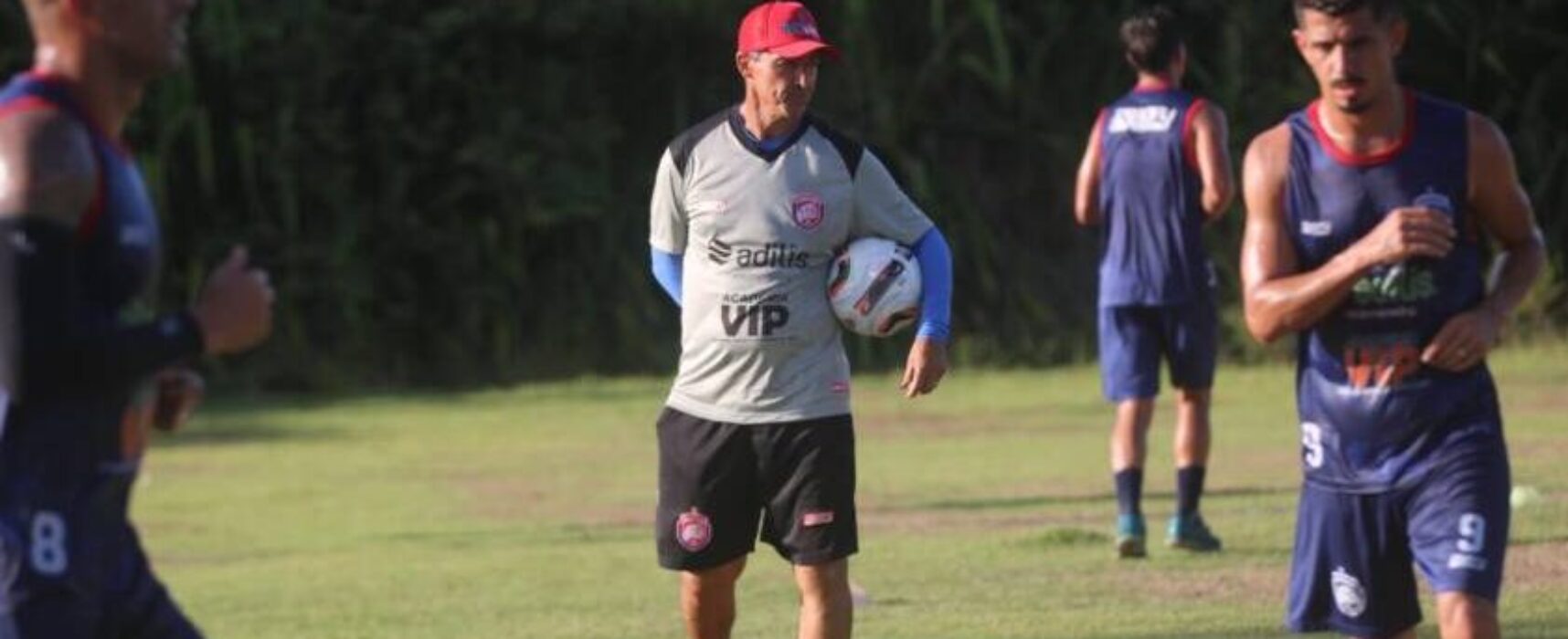 BARCELONA DE ILHÉUS: Técnico Betinho reforça parte tática nos treinos da semana