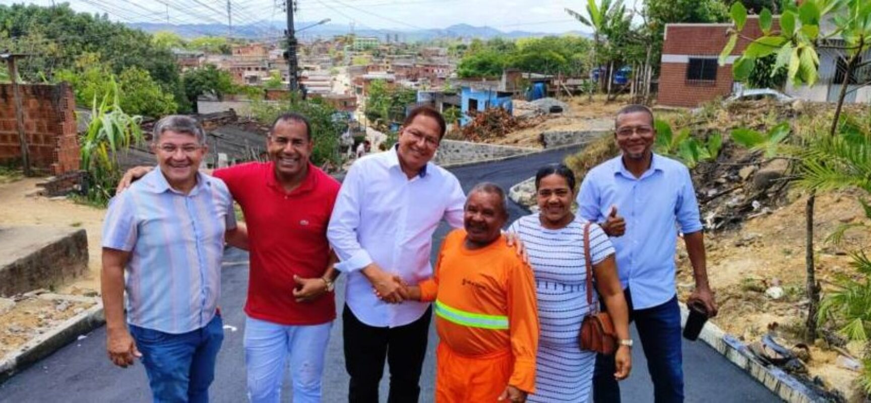 Prefeito Augusto Castro visita obras de pavimentação de ruas do Santa Inês