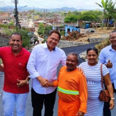 Prefeito Augusto Castro visita obras de pavimentação de ruas do Santa Inês