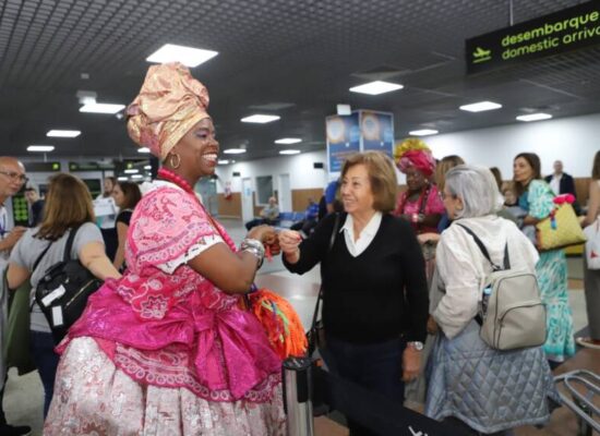 Turistas portugueses chegam em voos fretados para festa de Ano-Novo na Bahia