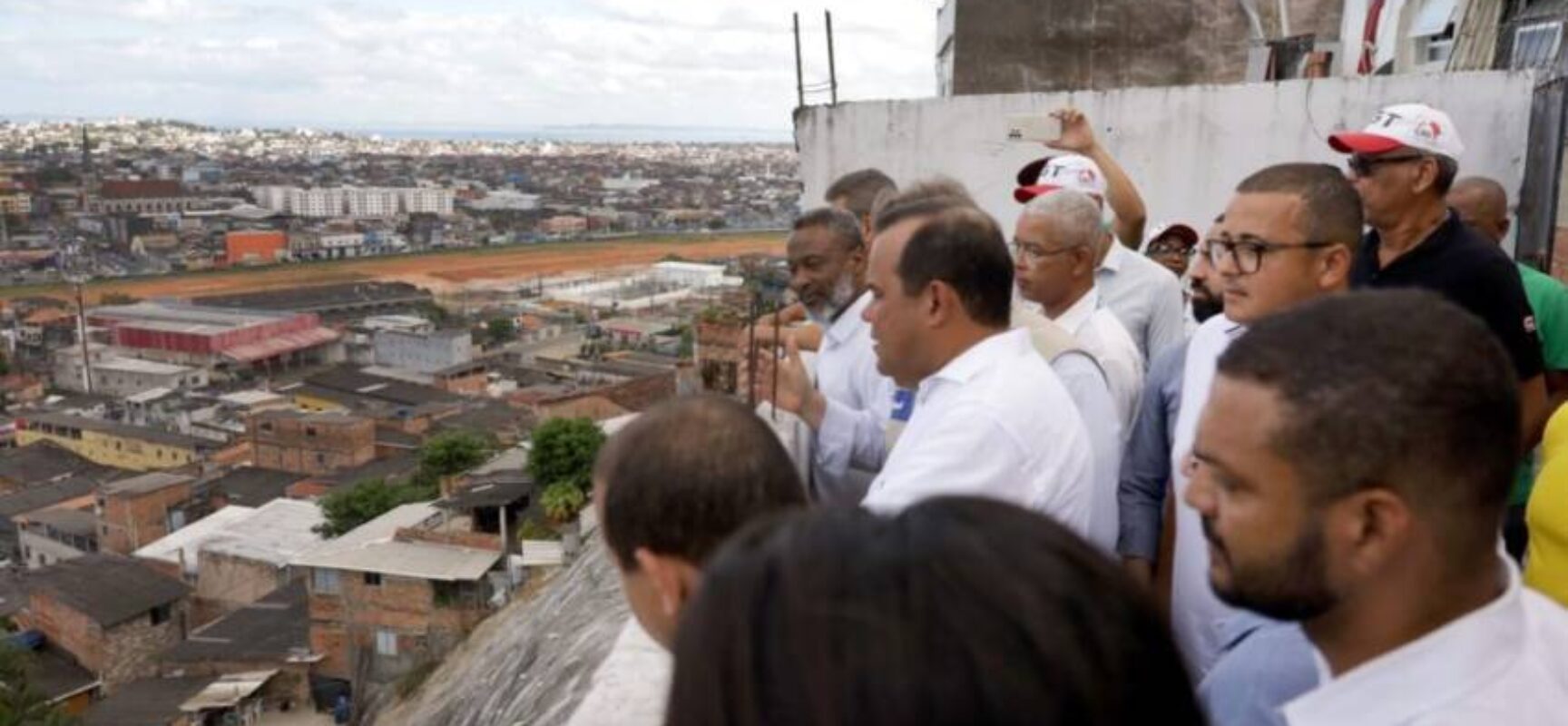 Estado entrega obras de contenção de encosta em bairros de Salvador