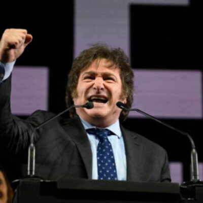 Senado da Argentina aprova reforma trabalhista proposta por Milei com jornada de 12 horas