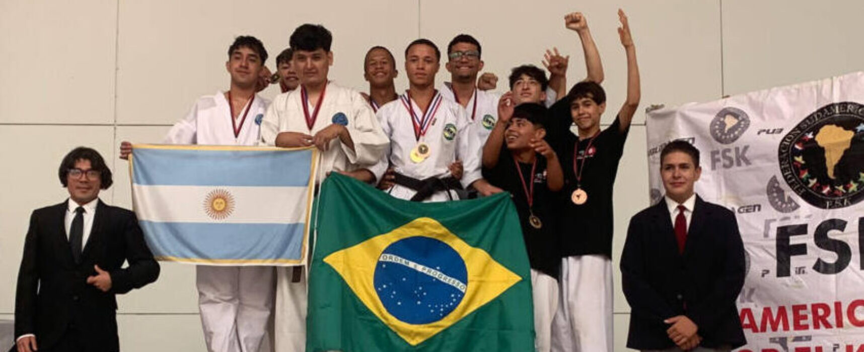 Karatecas baianos de comunidade quilombola conquistam medalhas em torneio no Chile