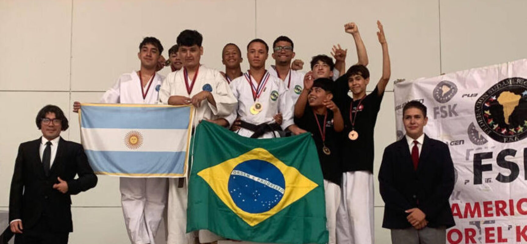 Karatecas baianos de comunidade quilombola conquistam medalhas em torneio no Chile