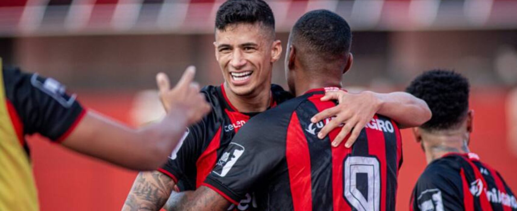 Vitória vence a Juazeirense e retoma a liderança do Baianão