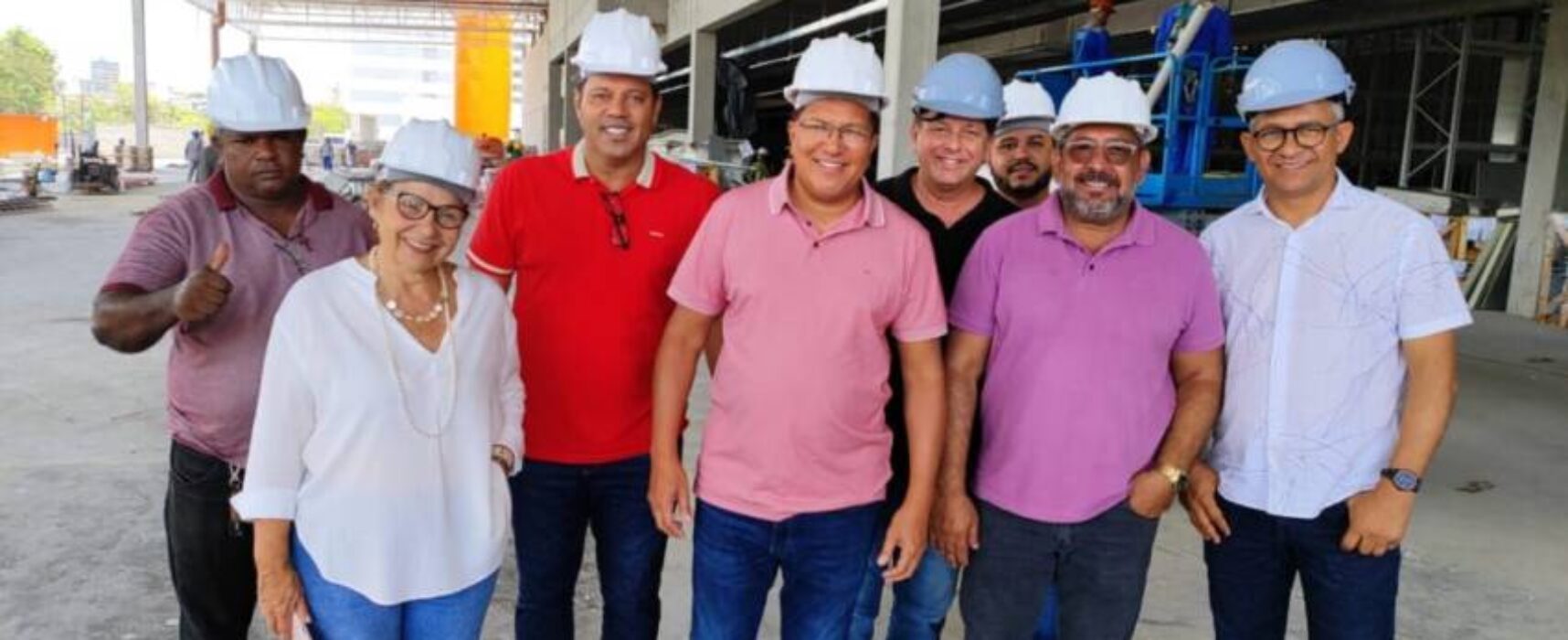Prefeito Augusto Castro visita obras da primeira loja da Rede Atakarejo
