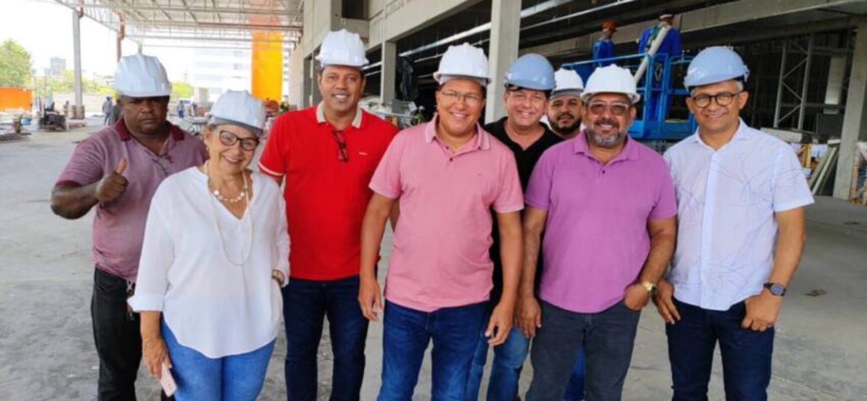 Prefeito Augusto Castro visita obras da primeira loja da Rede Atakarejo
