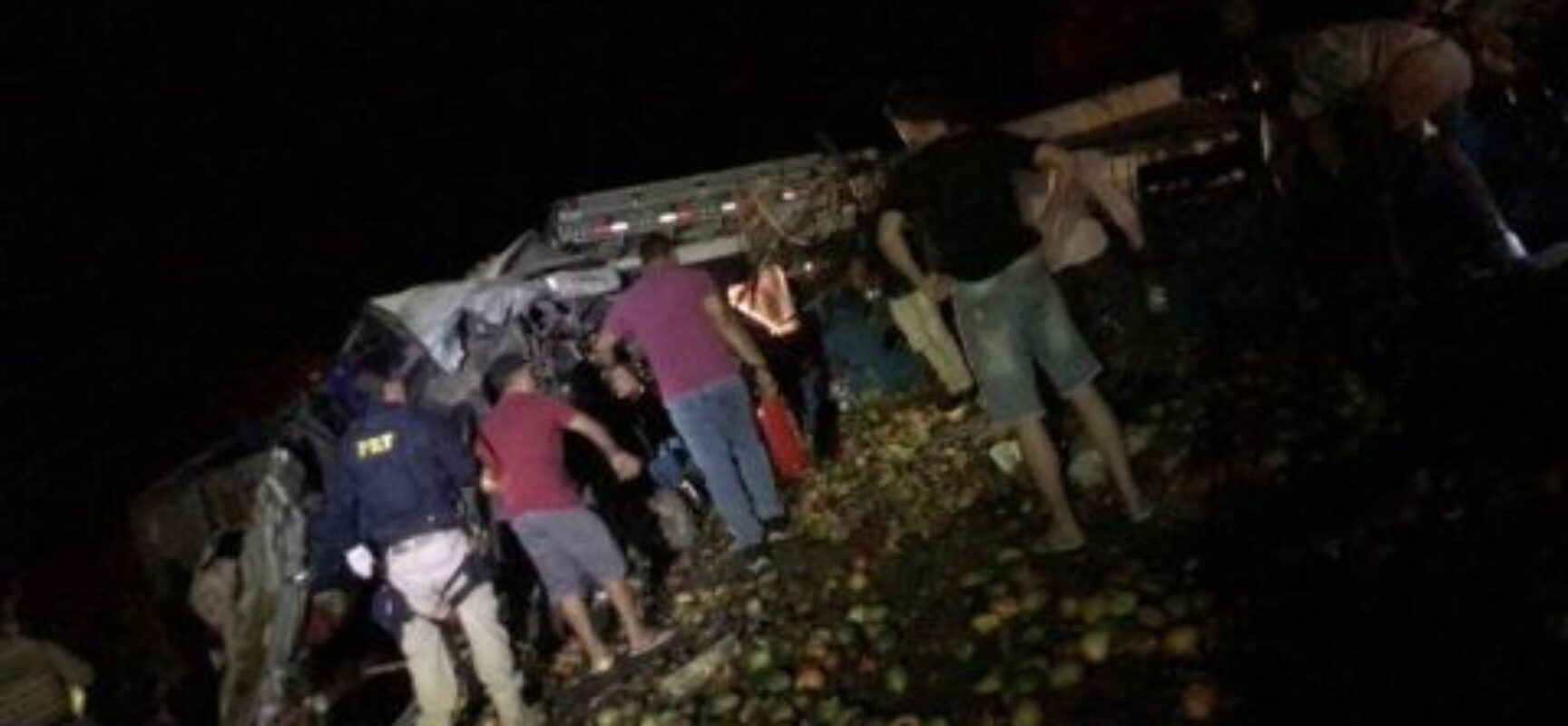 Acidente com caminhão e ônibus deixa 25 pessoas mortas e sete feridas
