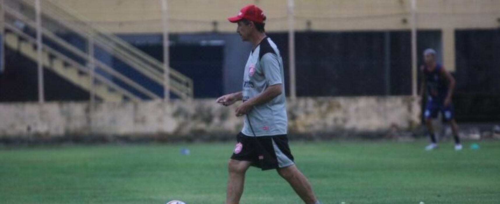 Betinho quer mais do Barcelona contra o Jequié