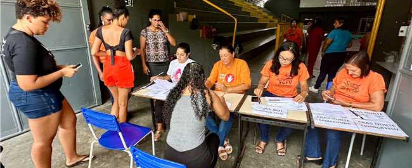 Entrega de colchões para famílias atingidas pelas chuvas continua nesta sexta-feira (26)
