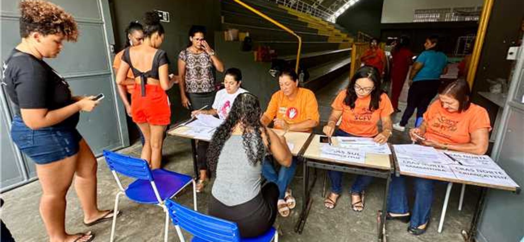 Entrega de colchões para famílias atingidas pelas chuvas continua nesta sexta-feira (26)