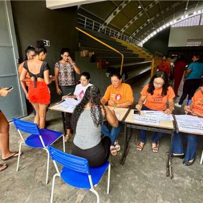 Entrega de colchões para famílias atingidas pelas chuvas continua nesta sexta-feira (26)
