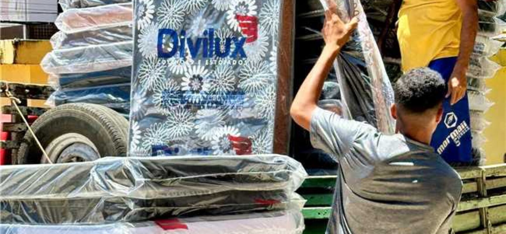 Prefeitura de Ilhéus continua entrega de colchões para famílias atingidas pelas chuvas