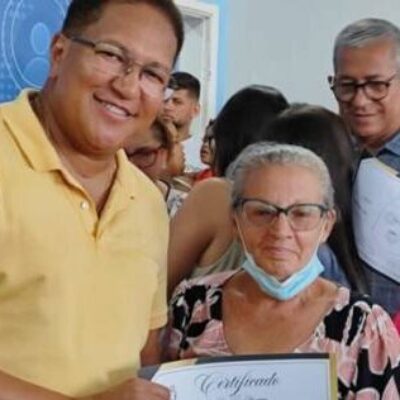 Prefeito Augusto Castro entrega certificados aos concluintes de cursos da Escola Profissionalizante