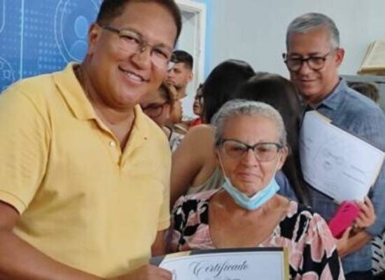 Prefeito Augusto Castro entrega certificados aos concluintes de cursos da Escola Profissionalizante