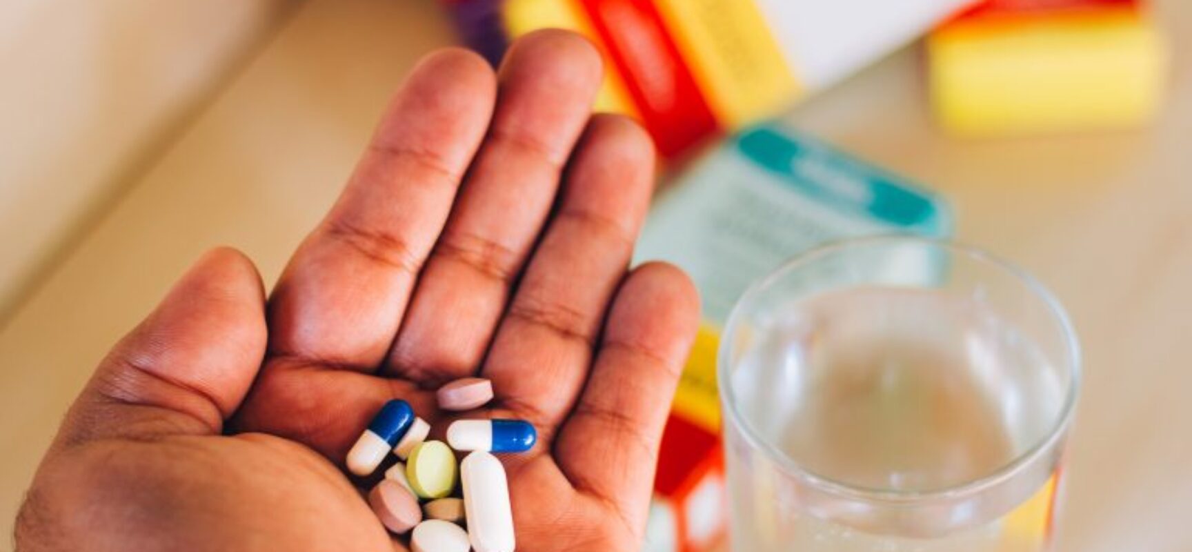 PL considera infração sanitária a publicação de texto que estimule a automedicação