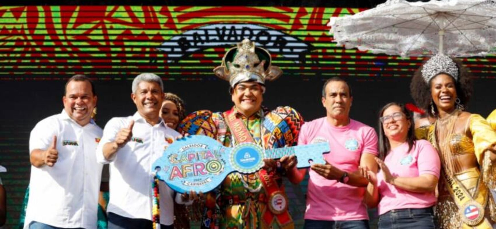 Ao lado de Jerônimo Rodrigues, Bruno Reis Reis entrega chave da cidade ao Rei Momo