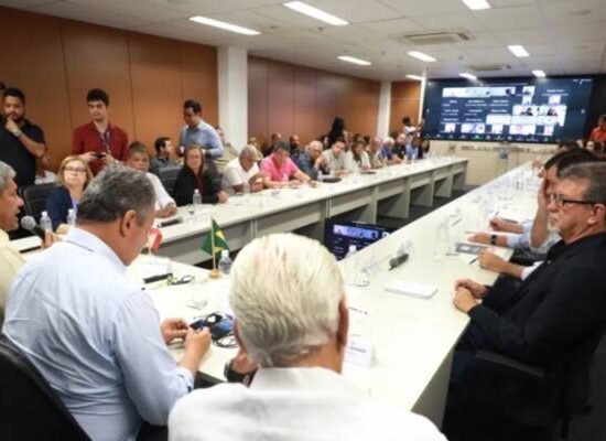 Governador se reúne com prefeitos e ministros para discutir combate à dengue